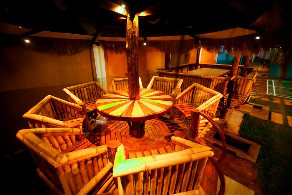 Hotel White House Anuradhapura Exterior photo