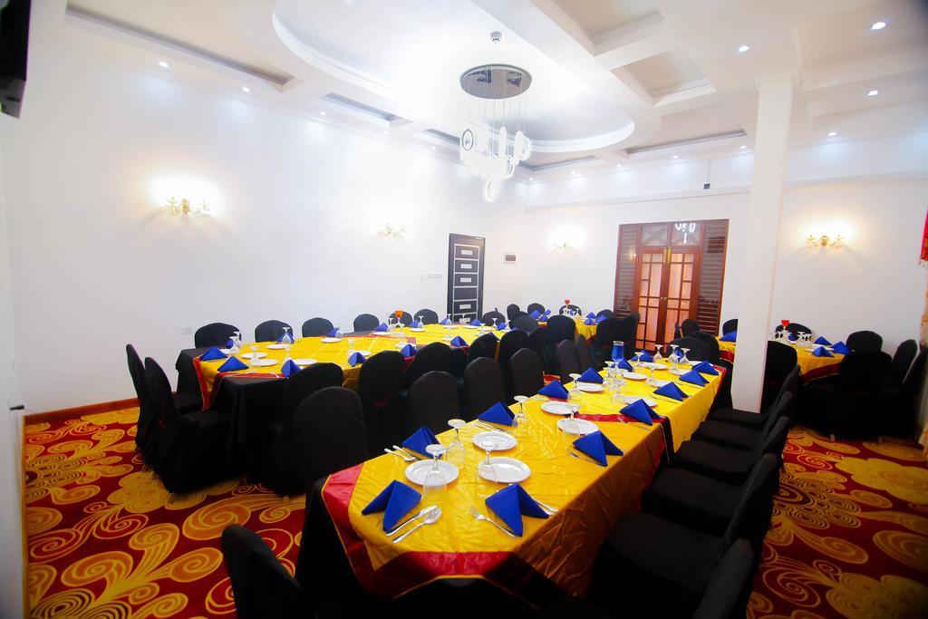 Hotel White House Anuradhapura Exterior photo