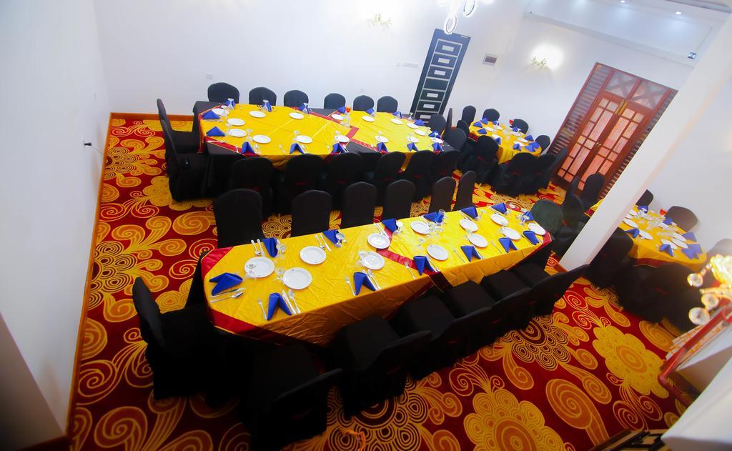 Hotel White House Anuradhapura Exterior photo
