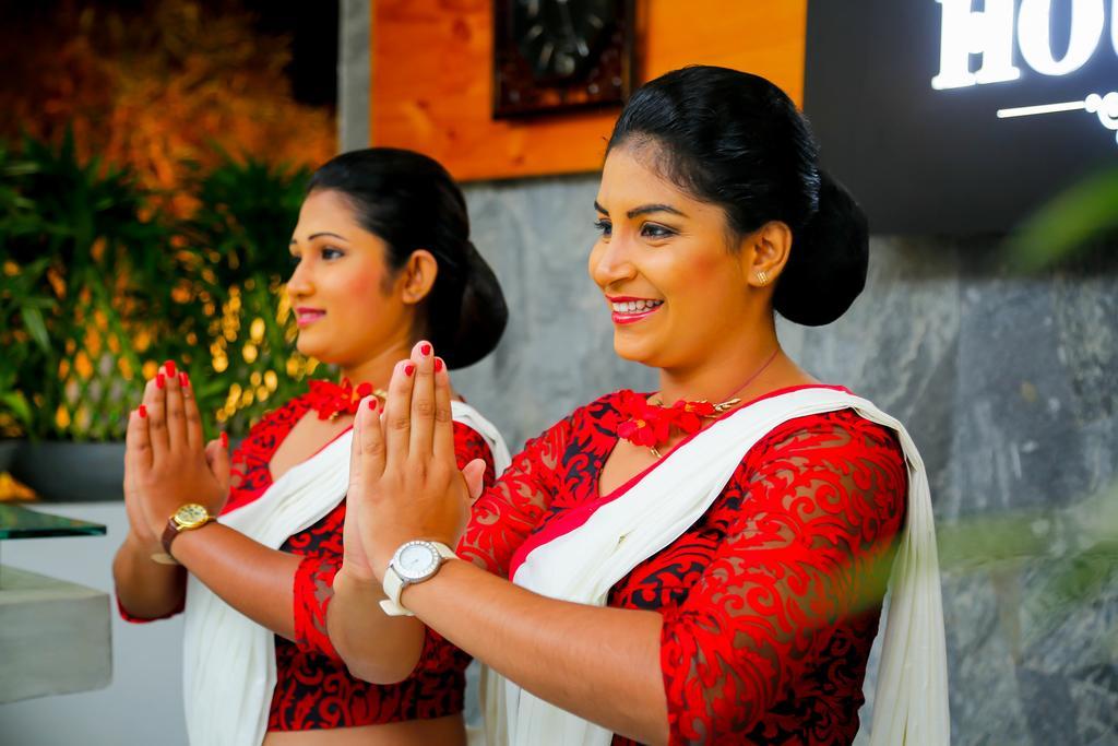 Hotel White House Anuradhapura Exterior photo